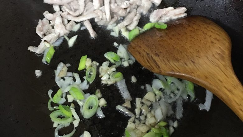 豆角焖面,肉变色之后放葱蒜<a style='color:red;display:inline-block;' href='/shicai/ 12043'>花椒粉</a>，炒出香味