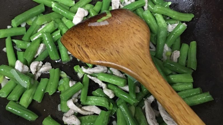 豆角焖面,把豆角放入锅里翻炒