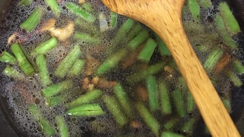 豆角焖面,把豆角炒到差不多的时候放<a style='color:red;display:inline-block;' href='/shicai/ 692'>酱油</a>，<a style='color:red;display:inline-block;' href='/shicai/ 762'>老抽</a>，<a style='color:red;display:inline-block;' href='/shicai/ 756'>鸡精</a>，盐，再加入适量水，水要没过豆角（注意：<a style='color:red;display:inline-block;' href='/shicai/ 762'>老抽</a>不要放太多，一点就行，不然颜色太深，水可以多放一点）