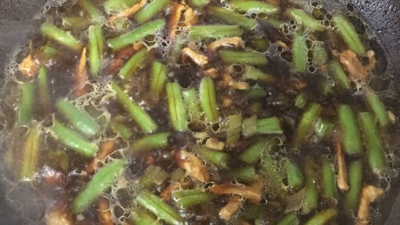 豆角焖面,把锅里水烧开
