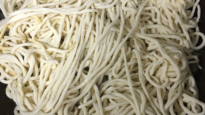 豆角焖面,水开之后把面条均匀的平铺在豆角上，盖上锅盖小火焖五分钟左右，在这期间要注意锅里的情况，时不时的用铲子推一下面条