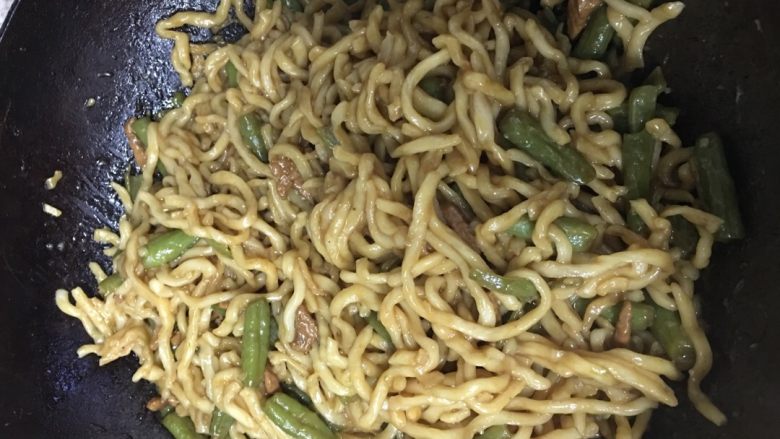 豆角焖面,等锅里的汤被面条吸收完之后就可以开盖，用筷子把面条和豆角搅拌均匀，这时可以尝一下味道，根据自己喜好再决定是否需要再加盐