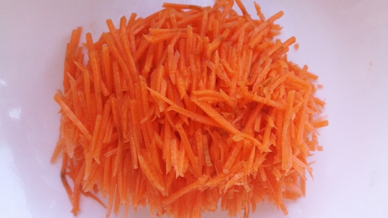 煎虾饼,<a style='color:red;display:inline-block;' href='/shicai/ 25'>胡萝卜</a>去皮切丝长短在2~3厘米左右备用。
