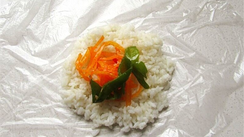 熊猫杯子减肥便当,将家常菜或咸菜夹一点放在米饭上,菜不要放得太多