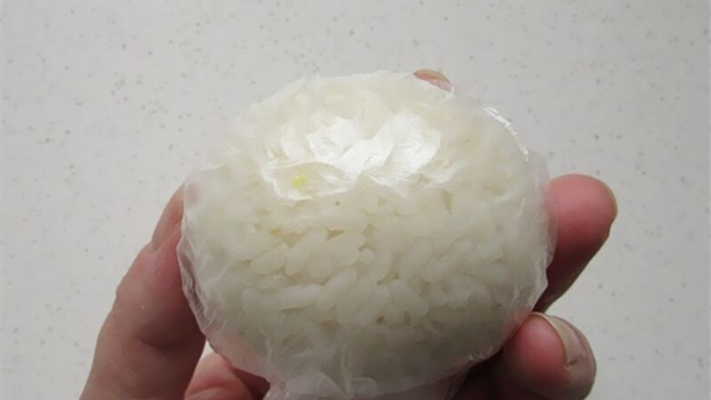 熊猫杯子减肥便当,将保鲜膜卷起,轻揉米饭团成球型