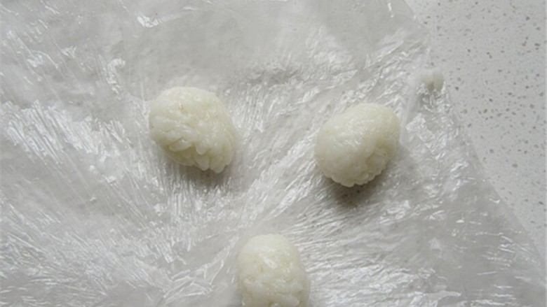 熊猫杯子减肥便当,再同样方法,捏出耳朵部分