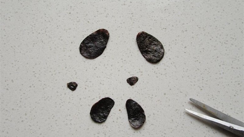 熊猫杯子减肥便当,用海苔剪出熊猫眼、嘴巴部分,我做了两个熊猫的