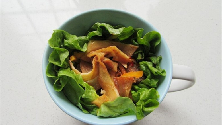 熊猫杯子减肥便当,杯子一个,里面先铺上<a style='color:red;display:inline-block;' href='/shicai/ 121'>生菜</a>可以增加颜值伯哦,然后装入适量家常菜,装到杯口部位