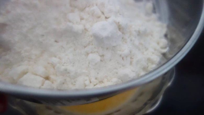 不用烤箱就能做的早餐热香饼,筛入面粉,搅拌至无干粉。