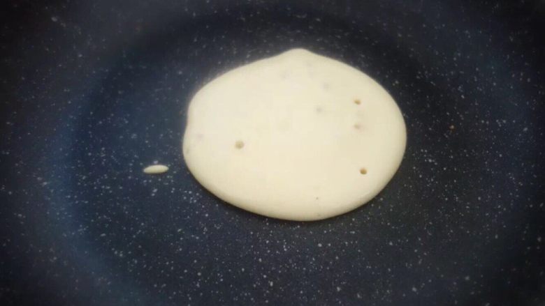 不用烤箱就能做的早餐热香饼,热锅,一定要小火,锅受热均匀后,一勺面糊倒进不粘锅。(一定要不粘锅,不可以加油)