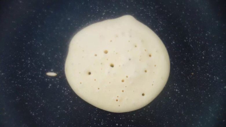不用烤箱就能做的早餐热香饼,煎至如图出现很多小洞洞,即可翻面。