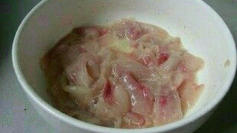 酸菜鱼,将鱼肉片成片,厚溥均匀(刀工很关键),用清水漂,沥干水将鱼肉用盐,料洒,胡椒粉,鸡蛋清码好味拌匀,加入生粉,用劲拌好。码味也很关键