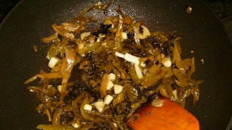 酸菜鱼,锅置火上,锅热加入油将鱼块两面煎黄,加入泡辣椒,姜,酸菜炒香,加入汤煮至汤变白,调好味,将鱼和酸菜捞出盛入火锅内