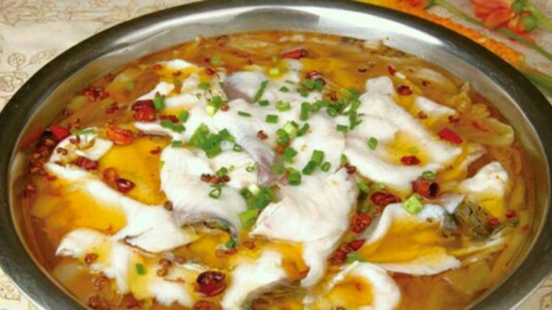 酸菜鱼,将鱼片滑入锅内煮至色白,捞出盛入鱼架上,将汤倒入火锅内,将干辣椒节,花椒,姜蒜末,葱花,芝麻放入鱼片上,锅烧热油一两,淋在料头上,此时香味弥满,口水直流,食欲大开!呵呵,大功告成