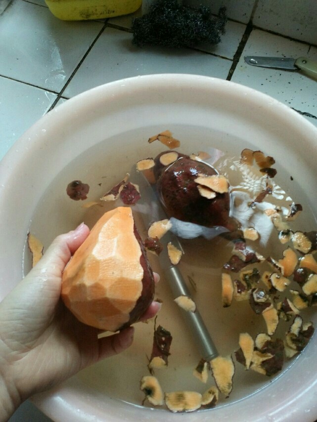 油炸小零食,番薯去皮,去掉皮的一面放水里转一下就不会有番薯汁黏手,保持手干净