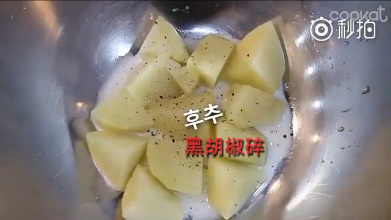超简单的芝士培根吐司卷,少量黑胡椒碎。