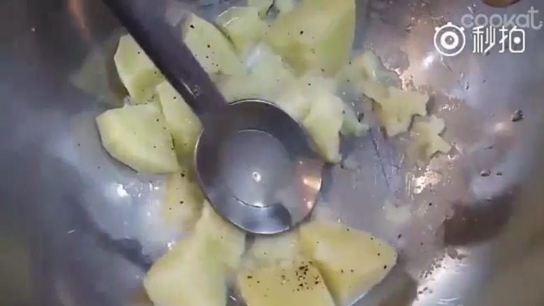 超简单的芝士培根吐司卷,然后用勺子压扁土豆。