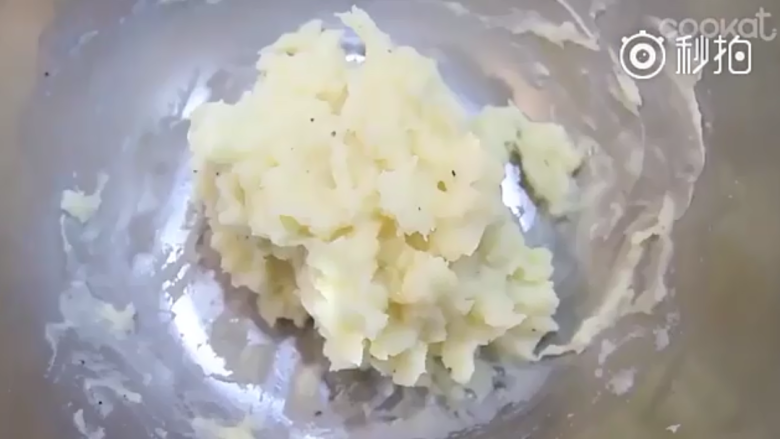 超简单的芝士培根吐司卷,然后搅拌均匀。