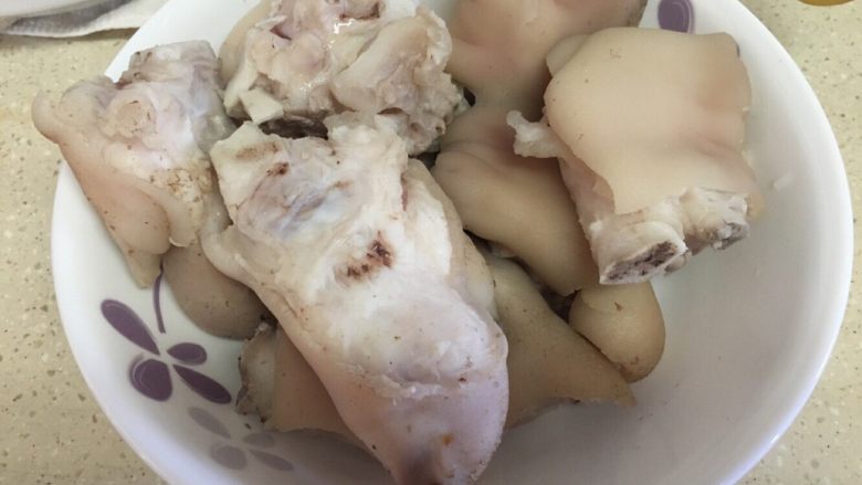 炖猪蹄,炒熟洗净