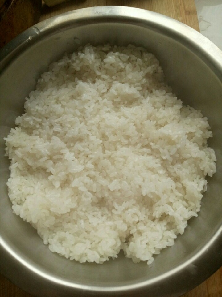 寿司,<a style='color:red;display:inline-block;' href='/shicai/ 507'>米饭</a>蒸好放凉,做过家里有剩饭也可以拿来做寿司