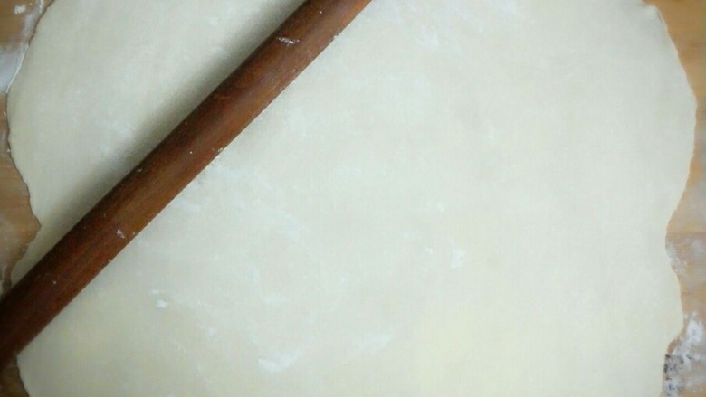 咸味花卷,面发好后,分成大小合适的两三团。将揉好的面团用大擀面杖纵横擀薄。
要不停往上面撒点干<a style='color:red;display:inline-block;' href='/shicai/ 519'>面粉</a>,否则容易粘连