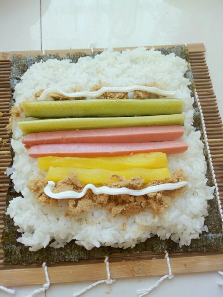 寿司,然后将所有想加入的食材依次放在米饭上,有的放生鱼片,海鲜,蔬菜,鸡蛋,都可以,根据个人口味爱好随便加入!