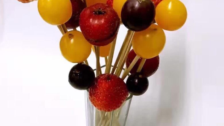 冰糖葫芦,串好竹签，冰糖小火熬制粘稠