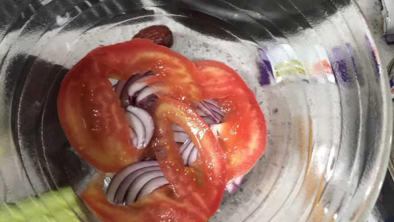 泰式生牛肉沙拉,选择装沙拉的容器,把蔬菜一层层放入,我的顺序是先放紫洋葱、西红柿