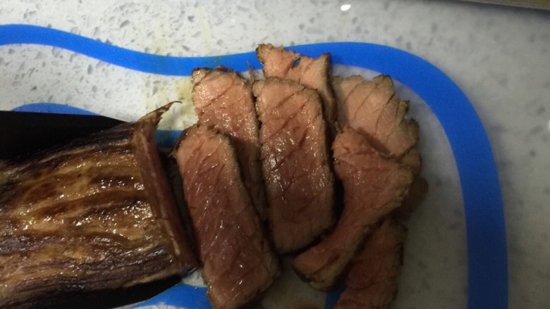 泰式生牛肉沙拉,这时,把静置好的牛肉切片,可以看到大概不超过六分熟