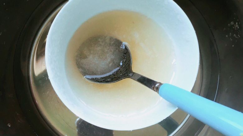 栗子慕斯,隔水融化成液体,加入原料中搅匀