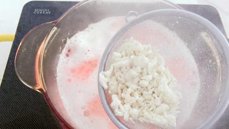 宝宝辅食:鲜虾平菇面疙瘩汤-10M ,再次烧开,加入小面疙瘩,用筷子或木勺不断搅拌,如果表面泡沫较多,可以用勺子撇掉一些。等面疙瘩煮开3分钟左右可以转成小火。