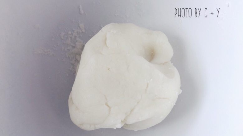 许你一个软妹子的草莓雪梅娘,取出面团,戴上一次性手套揉匀。