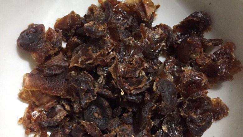 红枣桂圆酱,把桂圆干一个个去核,不想麻烦的可以直接买桂圆肉,虽然剥到手有点痛,但我还是会买桂圆干直接剥壳,煲出来会不同