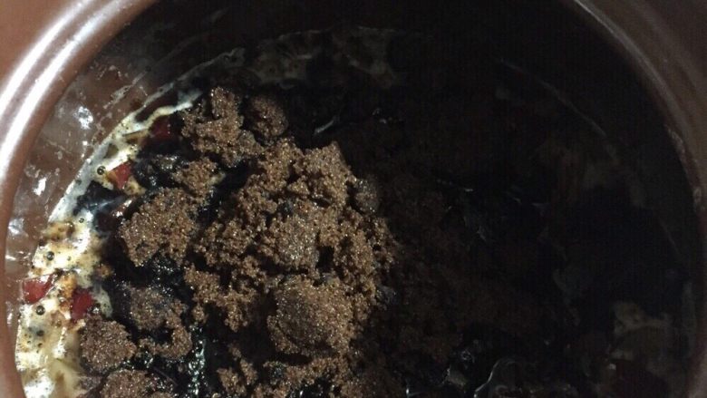 红枣桂圆酱,煮到热乎乎的时候把红糖倒入继续煮,煮至红糖融化,期间需要搅拌