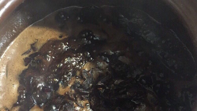 红枣桂圆酱,红糖煮至融化后倒入桂圆肉继续煮,煮至两个小时左右就可以啦