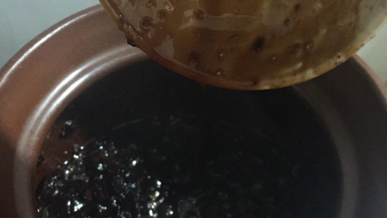 红枣桂圆酱,煮好待凉装在器皿里,直接放冰箱,随时随地都可以早上起来喝上一杯暖暖的桂圆红枣茶