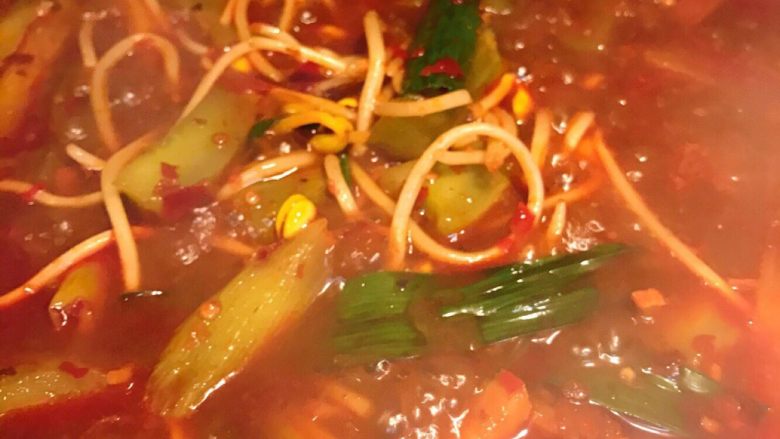 水煮肉,倒入<a style='color:red;display:inline-block;' href='/shicai/ 120'>豆芽</a> 莴苣 加入适量水