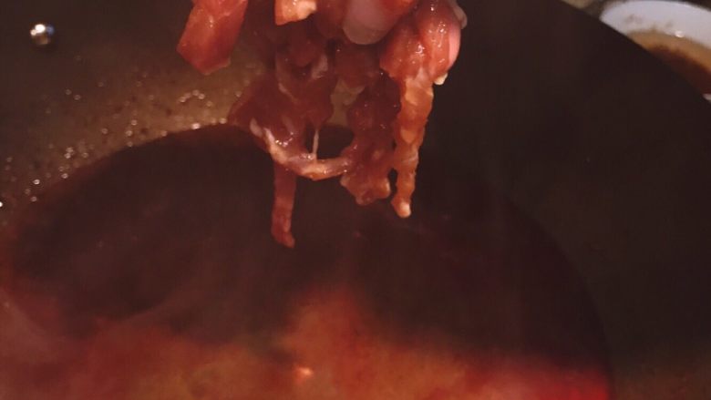 水煮肉,加入腰梅肉 熟后连同汤汁一起倒入配菜上