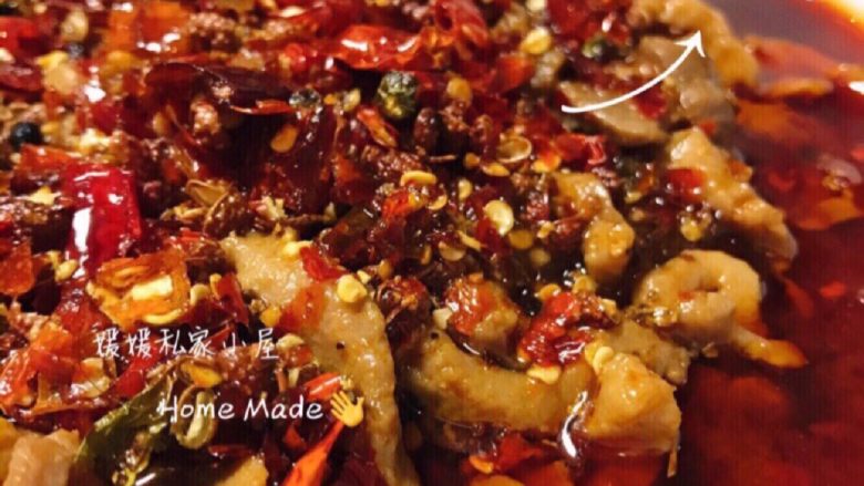 水煮肉,最后可将花椒放在肉上 锅中倒入少许油烧热 将热油淋在肉上