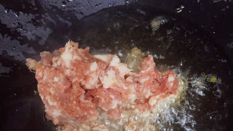 老上海糯米烧卖,锅内留底油小火煸炒肉糜