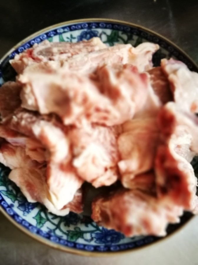 孜然手抓羊排,因排骨较大,需要把它们一剁二(图片拍糊了😓)