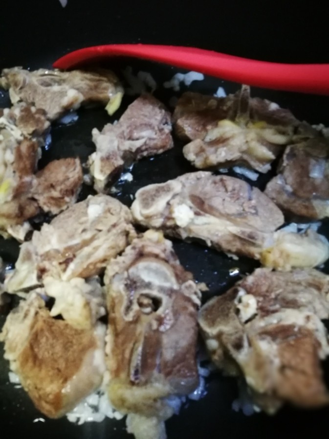 孜然手抓羊排,放入羊排,两面煎微黄。