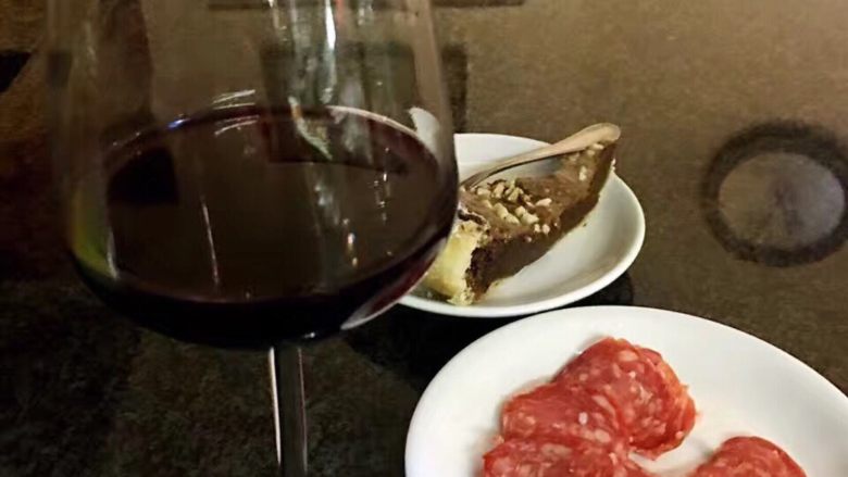 苹果香料酒,一次性可以多做一些,放冰箱里面。要喝的时候倒些出来,烧热喝。对于治疗感冒,或做下午茶热饮,再好不过。