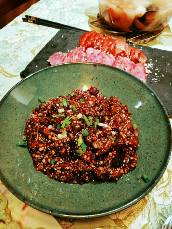 坨坨牛肉,腌肉，给<a style='color:red;display:inline-block;' href='/shicai/ 216'>牛肉</a>去腥，<a style='color:red;display:inline-block;' href='/shicai/ 216'>牛肉</a>切丁加入料酒、胡椒粉和一丁点黑胡椒、姜丝和洋葱碎。加糖、盐用手抓匀腌制15分以上。