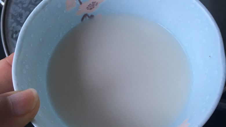 香橙牛奶蒸鸡蛋,隔水加热一下,不用太烫,温温的就行