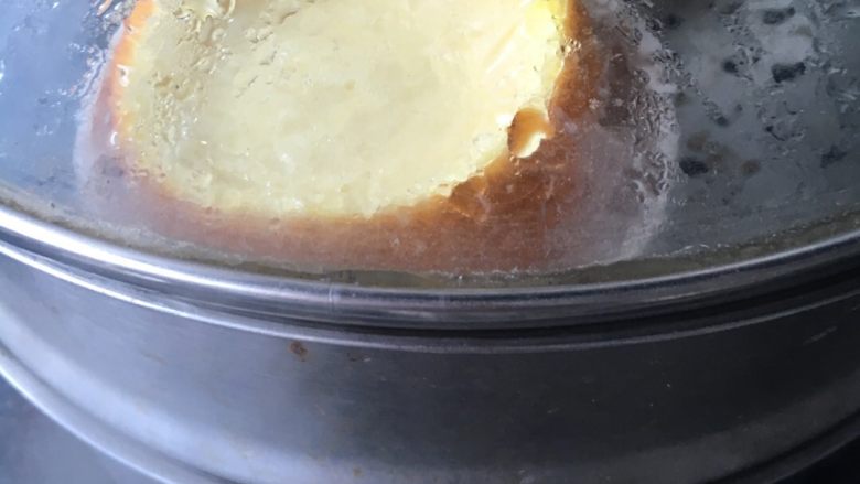 香橙牛奶蒸鸡蛋,大火煮开水后上锅,中小火蒸10分钟左右再闷几分钟