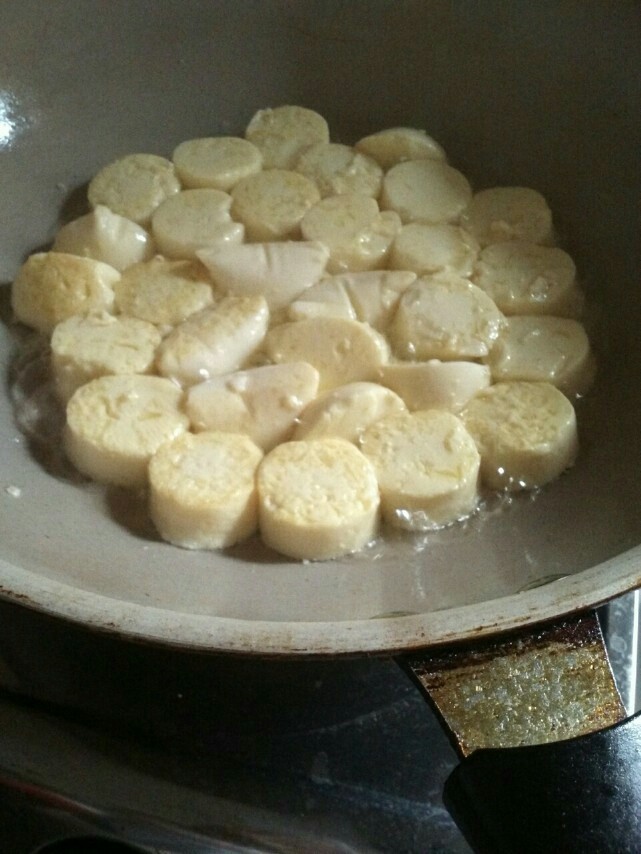 简易版日本豆腐,热锅倒油开始煎,控制不了火候就关细点,我的锅不粘底的开中火,