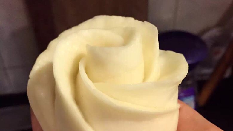 第一次蒸包子,成品完成,像玫瑰吗?下次一定要做红色的玫瑰!