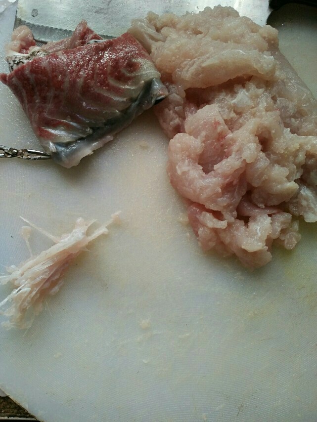自制鱼丸,鱼骨用刀刮出来,皮去掉开始剁肉饼