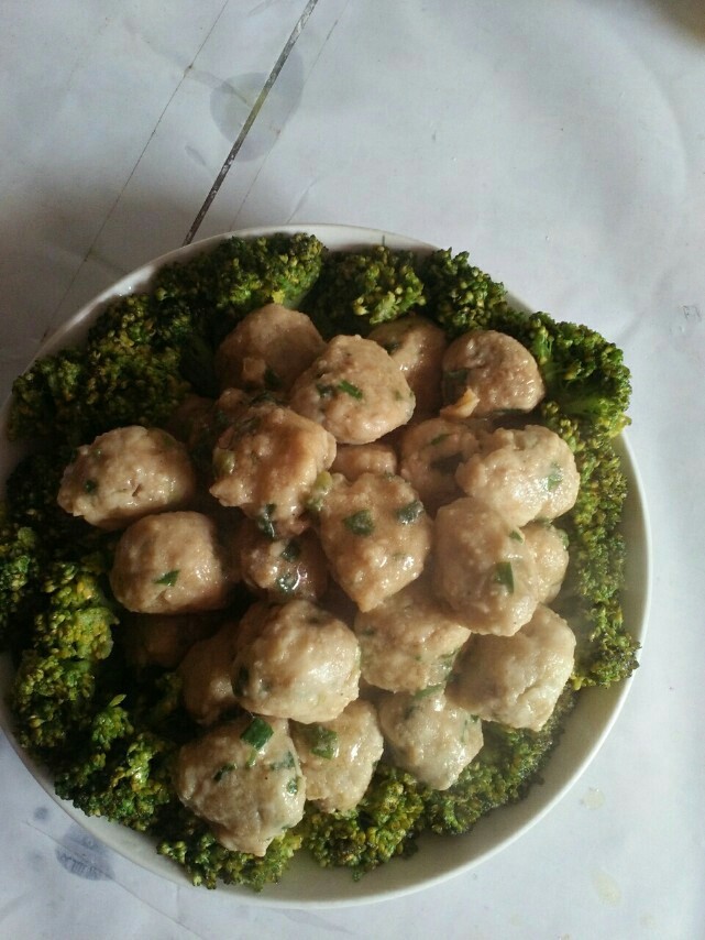 自制鱼丸,菜花放在边,肉丸放中间,哈哈,